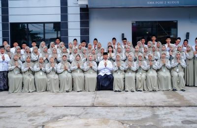 Foto Guru dan Karyawan Staff Tata Usaha SMK PGRI 2 Kaliwungu Kudus