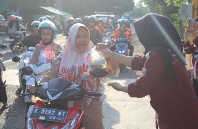 OSIS SMK PGRI 2 Kaliwungu Kudus Bagi-bagi Takjil