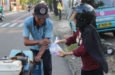 OSIS SMK PGRI 2 Kaliwungu Kudus Bagi-bagi Takjil