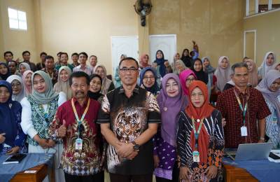 Workshop "Peningkatan Kompetensi Pendidik dan Tenaga Kependidikan" oleh Kepala Cabdinwil III Budi Santosa, S.Pd., M.Pd., M.Si