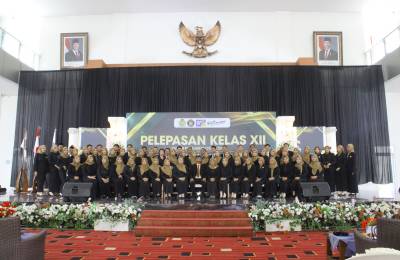 Foto Bapak Ibu Guru dan Karyawan di Pelepasan Kelas XII Tahun Pelajaran 2025/2026